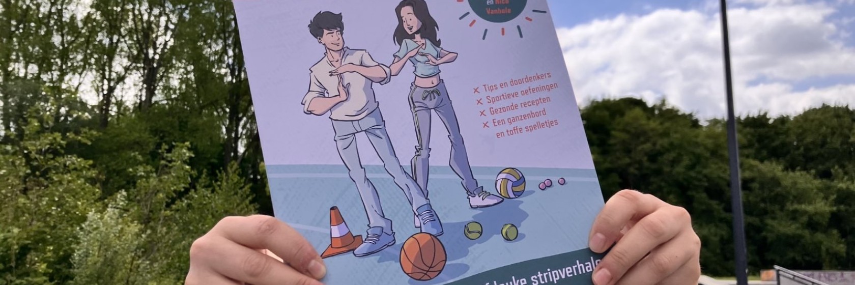 Iemand met een Sportieq-t-shirt aan houdt het Doeboek Time-Out tegen Pesten voor zich uit.