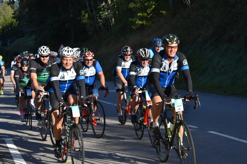 Groep fietsers op de baan.
